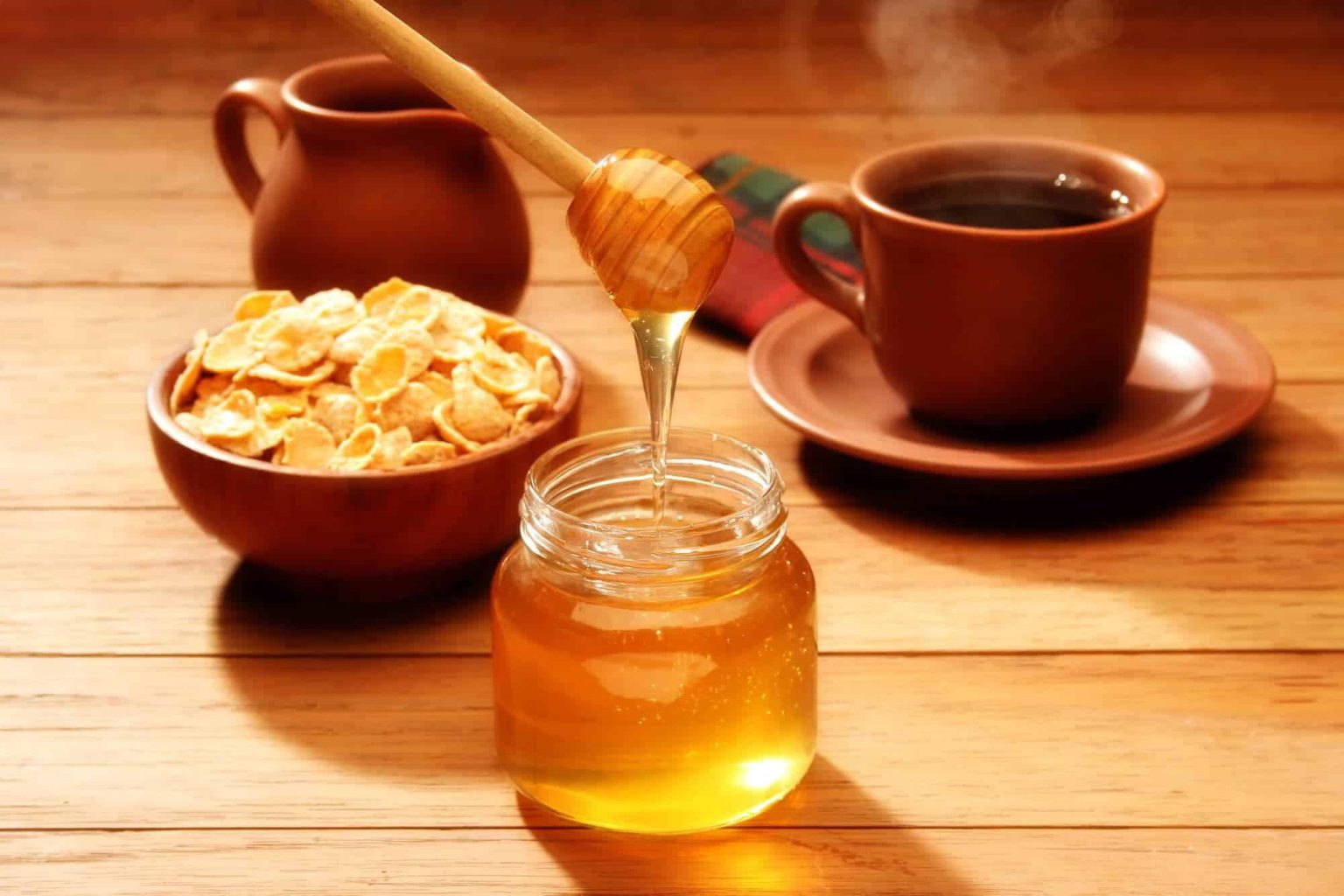 Вкушая вкусих мало меда. Чай с медом. Кофе с медом. Мед с чаем. Чашка кофе с мёдом.